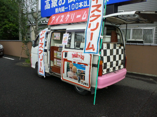 お盆とアイスクリームの移動販売のいつもの組合わせ 福島発移動販売クレープアイスクリームいちどたべてみ亭